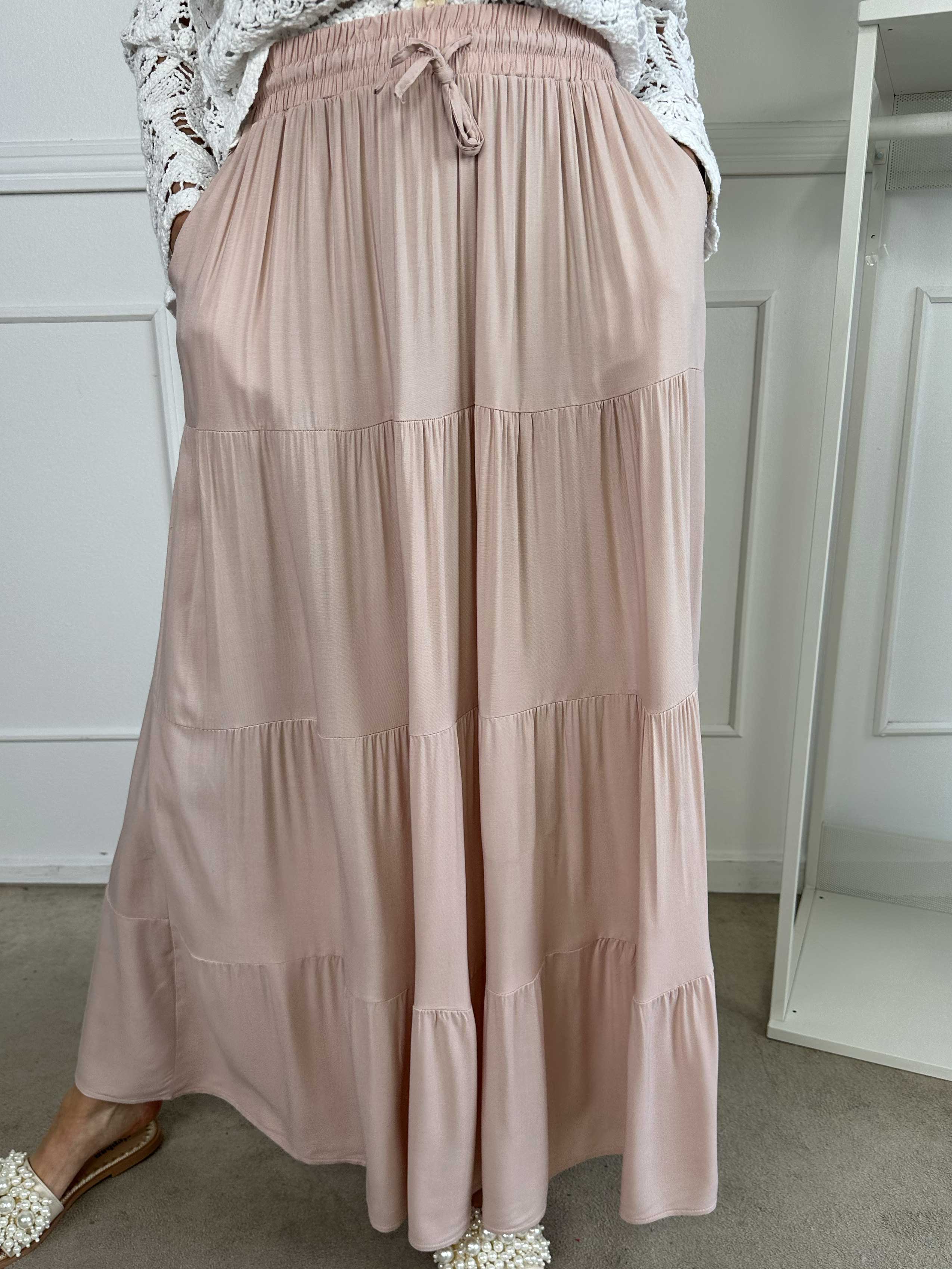 Kayla - Nederdel i viskose med lag på lag look